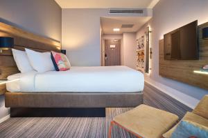 Una cama o camas en una habitación de Moxy Dublin City