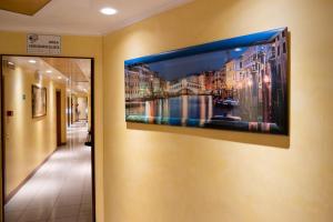 Televízia a/alebo spoločenská miestnosť v ubytovaní Hotel New Aurora Venice