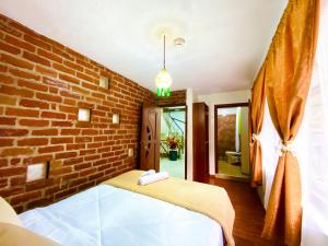 Postel nebo postele na pokoji v ubytování Habitaciónes Matrimoniales en Baños de Agua Santa con baño privado