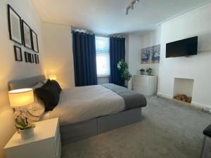 Μια τηλεόραση ή/και κέντρο ψυχαγωγίας στο Beautuful 2 bed apartment in central London