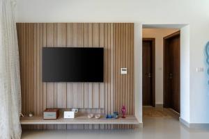 Μια τηλεόραση ή/και κέντρο ψυχαγωγίας στο Eclectic Apartment At G-cribs