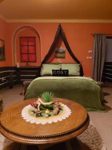 sypialnia z łóżkiem i stołem z talerzem jedzenia w obiekcie Pension Relax w Litomierzycych
