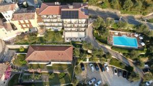 Draufsicht auf ein Haus mit Swimmingpool in der Unterkunft Hotel Garni Selene in Malcesine
