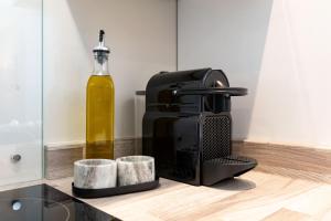 Příslušenství pro přípravu čaje a kávy v ubytování Wellington Place I Your Apartment + 37 fotografií
