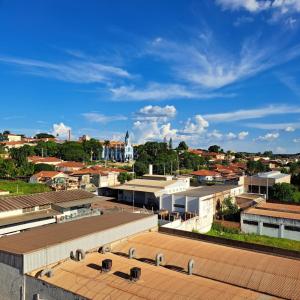 a view of a campus with buildings and a city at Apartamento Villagio Olímpia in Olímpia