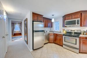 A kitchen or kitchenette at Cozy Dix Hills Apt with Deck about 7 Mi to Beach!