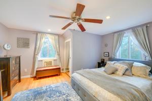 A bed or beds in a room at Cozy Dix Hills Apt with Deck about 7 Mi to Beach!