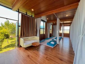 Postel nebo postele na pokoji v ubytování Ki-ss House Coffee and Glamping