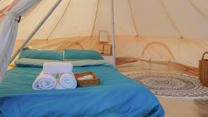 Postel nebo postele na pokoji v ubytování Ki-ss House Coffee and Glamping