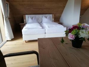 Postel nebo postele na pokoji v ubytování Golf Resort Klöch