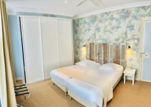Postel nebo postele na pokoji v ubytování Hotel & Restaurant LE CENTRAL TROUVILLE