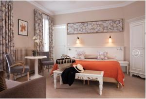 Posezení v ubytování Hotel & Restaurant LE CENTRAL TROUVILLE