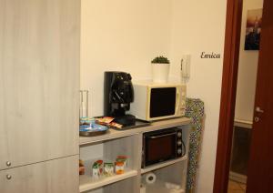 a microwave sitting on top of a table at Sweet Home Tempo Libero in San Severo