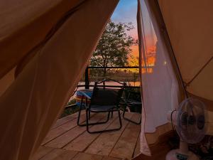 Balkón nebo terasa v ubytování Ki-ss House Coffee and Glamping
