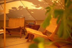Posezení v ubytování The Maverick Surf & Dive Boutique Hotel