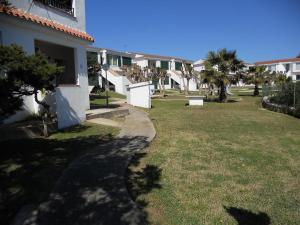 a walkway in a yard next to a house at Apartamento Forcat 25 in Cala en Forcat