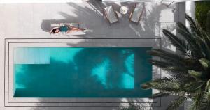 Der Swimmingpool an oder in der Nähe von Parilio, a Member of Design Hotels