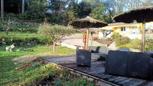 un patio con mesa, sombrilla y silla en Le Soleil Levant - Villa familiale au coeur des sites incontournables, en Peypin