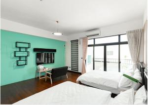 Rúm í herbergi á Chenting Yiyu B&B