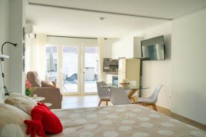 a bedroom with a bed and a table and chairs at Habitaciones independientes con baño - Villas Costa del Sol in Benajarafe