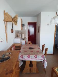 una mesa con un mantel en una habitación en L'Alcove du Chinaillon, en Le Chinaillon