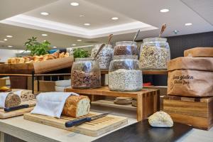 un panificio con molti tipi diversi di pane di Appart Hotel Odalys City Paris Montmartre a Parigi