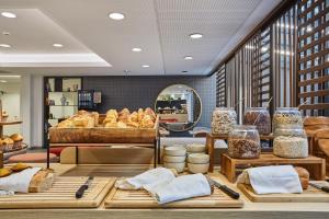un panificio con pane e altri prodotti alimentari esposti di Appart Hotel Odalys City Paris Montmartre a Parigi