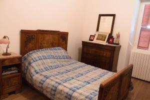 a bedroom with a bed and a dresser and a bed sidx sidx sidx sidx at Appartement Vezzani Centre Corse in Vezzani