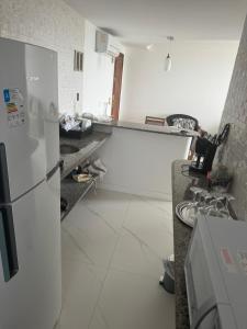 una cucina con frigorifero bianco e bancone di Apartamento Novo Renascença Vista Lagoa a São Luís