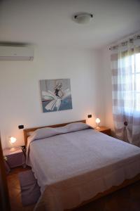 A bed or beds in a room at CASE&COLLINE La Macchia
