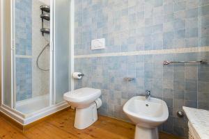 a bathroom with a toilet and a sink and a shower at Casetta Alta in Pavia dʼUdine