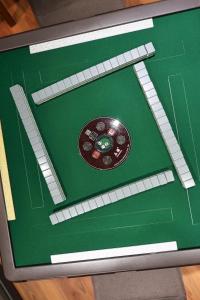 een groene tafel met een afstandsbediening erop bij Honey B&B in Hualien