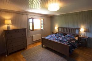 Un dormitorio con una cama y dos lámparas y una ventana. en Chalet Bellevue Vue exceptionnelle, en Basse-sur-le-Rupt