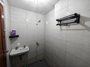 Zdjęcie z galerii obiektu Cheapest 2BR Pluit Sea View Apt with Pool by 2ndHome w Dżakarcie