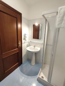 Ένα μπάνιο στο Appartamenti Della Rosa Seaside Abruzzo