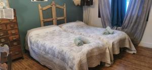 two twin beds in a bedroom with towels on them at Appart Séguite 4p Garage motos et vélos in Arette