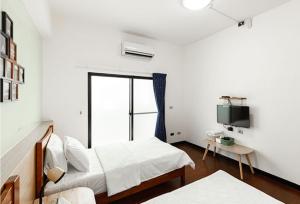 Rúm í herbergi á Chenting Yiyu B&B