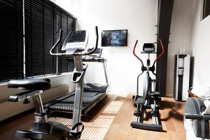 een fitnessruimte met 2 hometrainers in een kamer bij Grand Hotel en Résidence De Draak in Bergen op Zoom