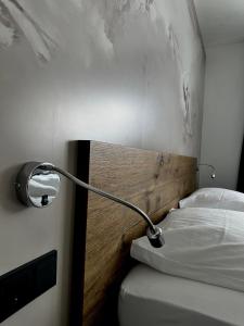 Ένα ή περισσότερα κρεβάτια σε δωμάτιο στο Marmotta Alpin hotel