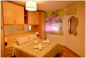 メリダにあるApartamentos MERIDA LUDICA parking gratis en el centro de la ciudadのベッドとタオル2枚のある寝室