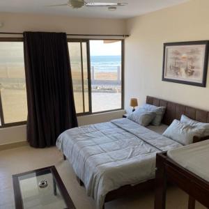 Ένα ή περισσότερα κρεβάτια σε δωμάτιο στο Gold Coast Beach Resort, Kund Malir