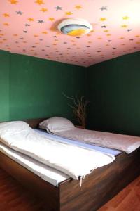 Postel nebo postele na pokoji v ubytování FunHouse