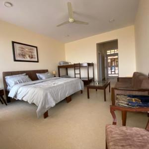 Ένα ή περισσότερα κρεβάτια σε δωμάτιο στο Gold Coast Beach Resort, Kund Malir