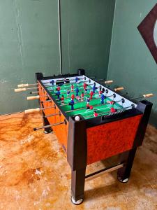 Sala de juegos en Above and Beyond, Cabin with Massive Views Near Helen