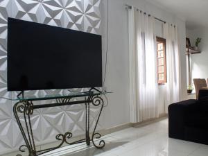 TV a/nebo společenská místnost v ubytování Quarto próximo ao Aeroporto Internacional