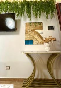un muro con un tavolo e un dipinto sopra di L'Antica Dimora Deluxe a Bari