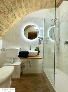 un bagno con doccia, WC e lavandino di L'Antica Dimora Deluxe a Bari Altre 18 foto