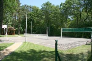 Tenis alebo squash v ubytovaní Filarówka alebo jeho okolí