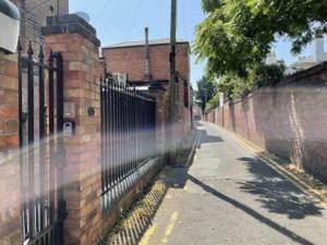 HenwickにあるPrivate city apartment, Upper Tything, Worcester City Centreの煉瓦の塀の横の空き道