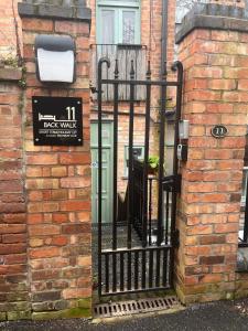 HenwickにあるPrivate city apartment, Upper Tything, Worcester City Centreの煉瓦造りの建物の黒門